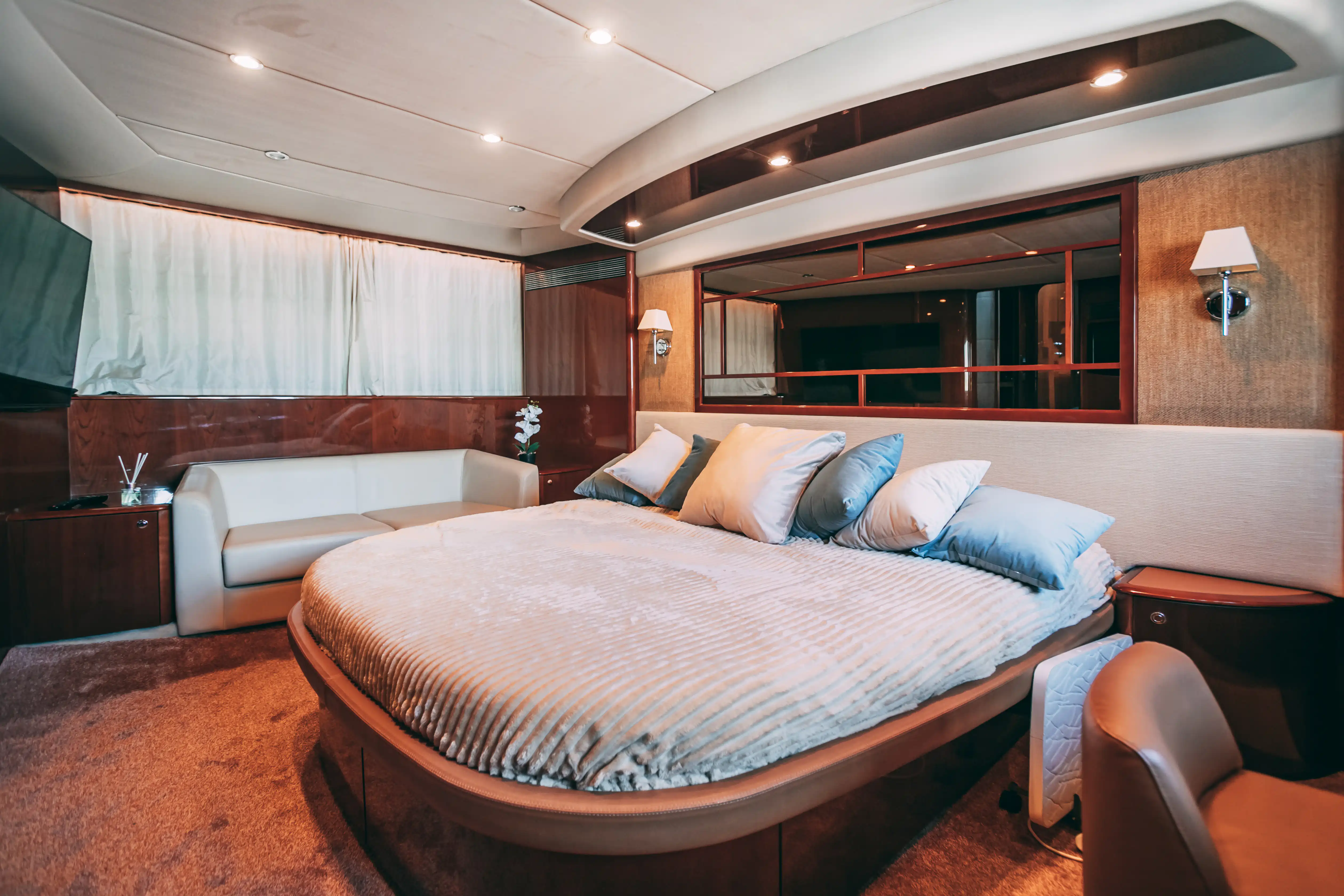 Яхта Princess 68
